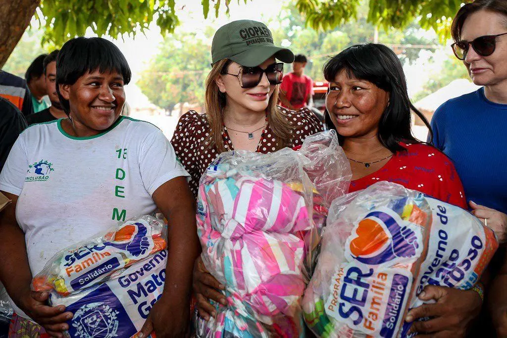 NESTA QUARTA (16) Primeira-dama de MT entrega cestas do programa SER Família Solidário na Aldeia Santa Clara, em Campinápolis