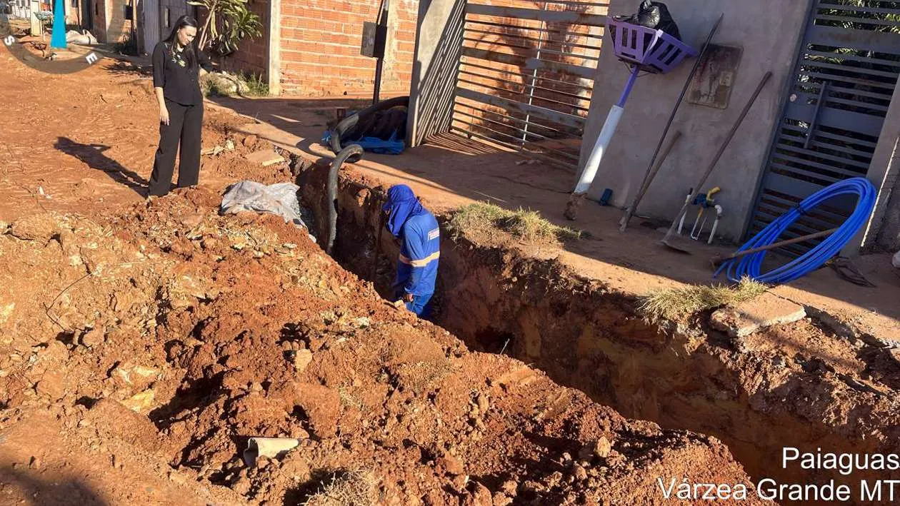 Os trabalhos contemplam terraplenagem, recuperação viária, pavimentação, drenagem e construção de ramais de abastecimento de água, atendendo a uma demanda antiga da comunidade